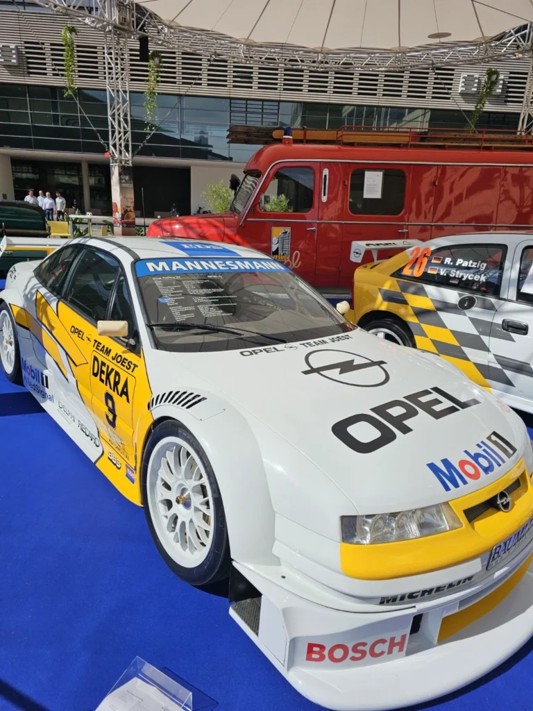 Vue de face de la voiture de comp&eacute;tition Opel &agrave; Automechanika Francfort 2026