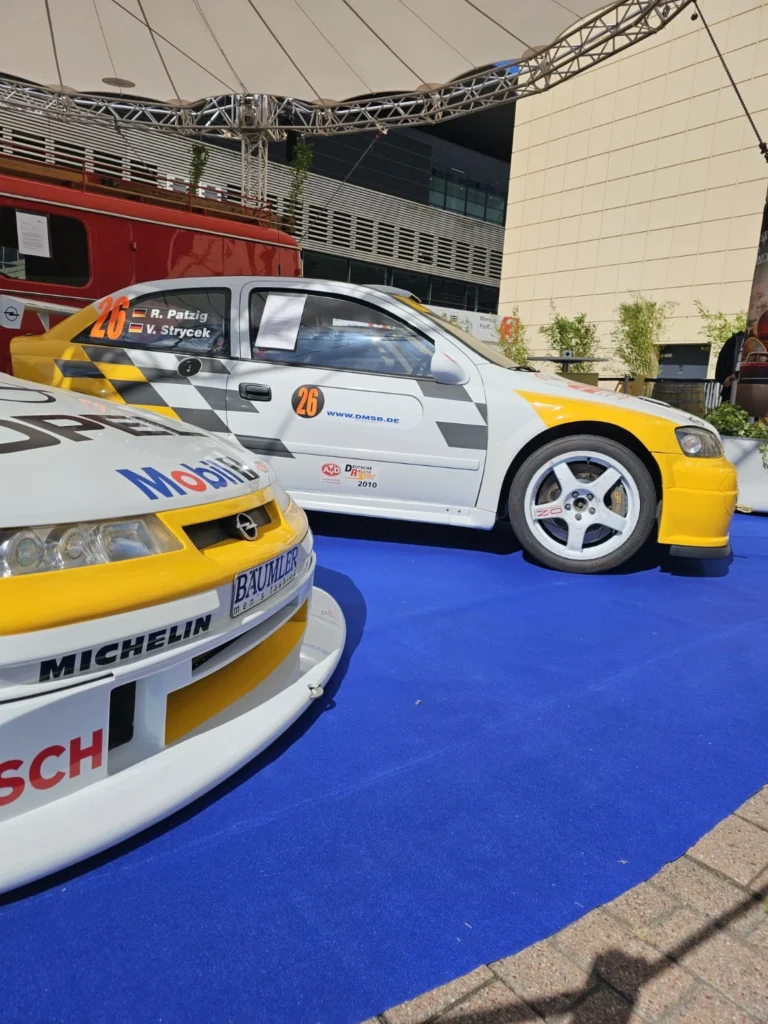 Voitures de comp&eacute;tition Opel expos&eacute;es au salon Automechanika Francfort 2026