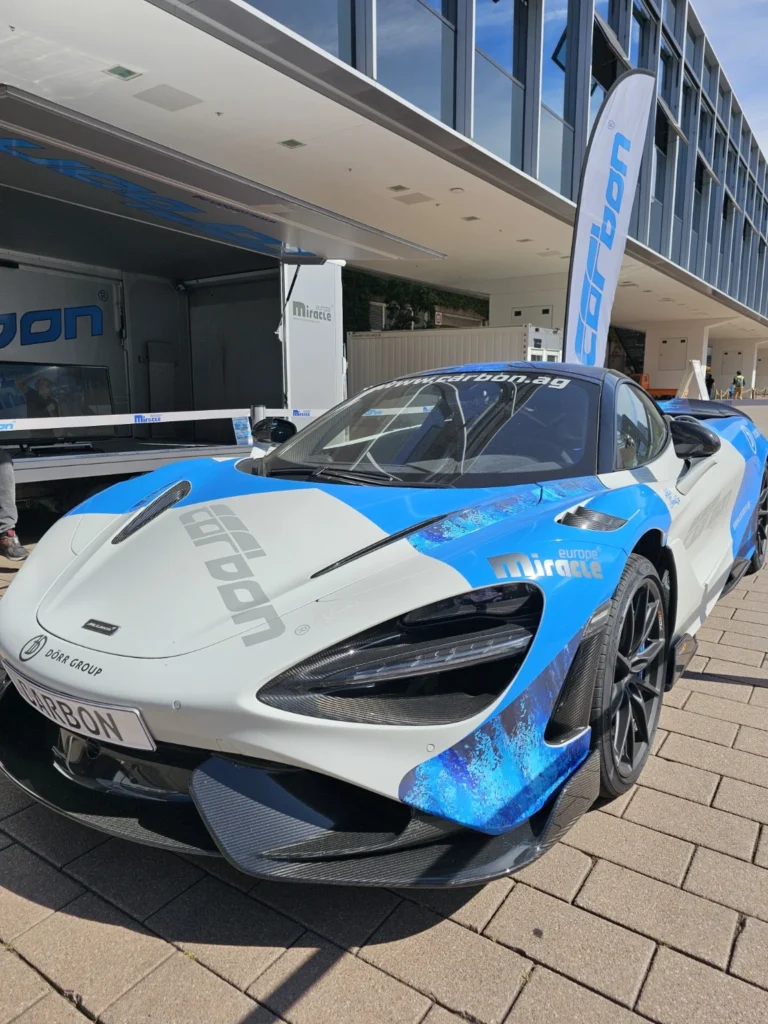 Voiture sportive bleue et blanche expos&eacute;e au salon Automechanika Francfort 2026