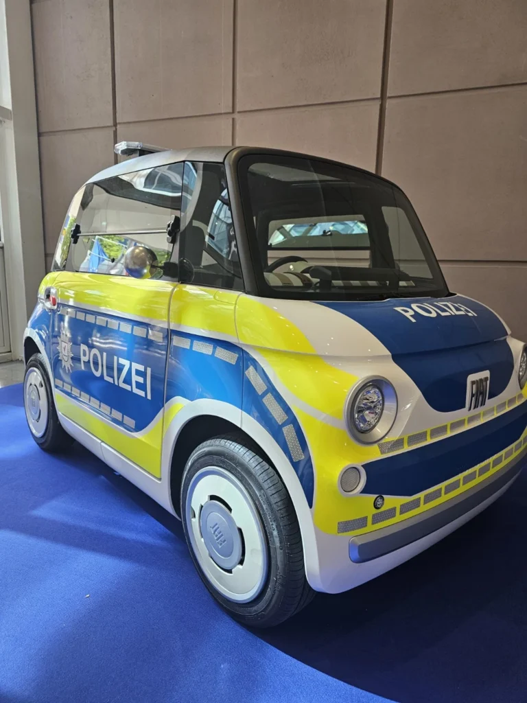 Voiture compacte aux couleurs de la police vue de trois quarts &agrave; Automechanika Francfort 2026