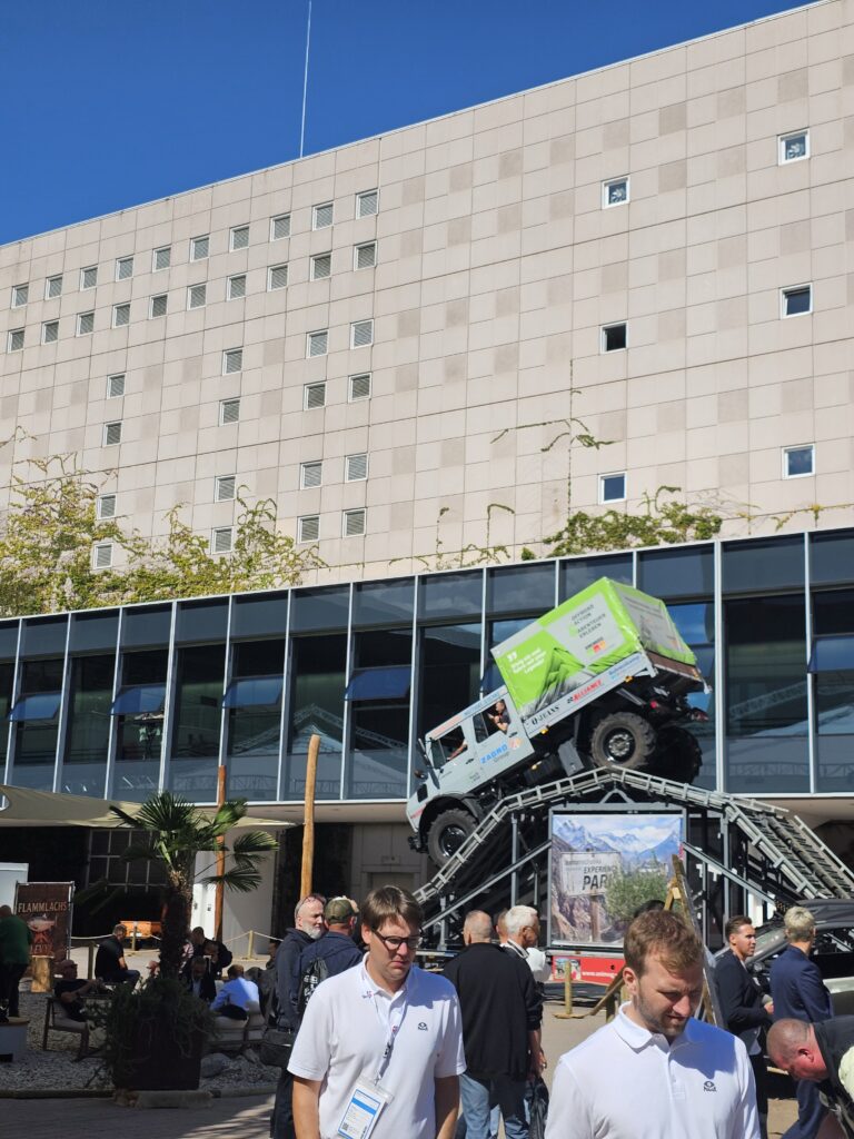 Ambiance ext&eacute;rieure et visiteurs du salon Automechanika Francfort 2026