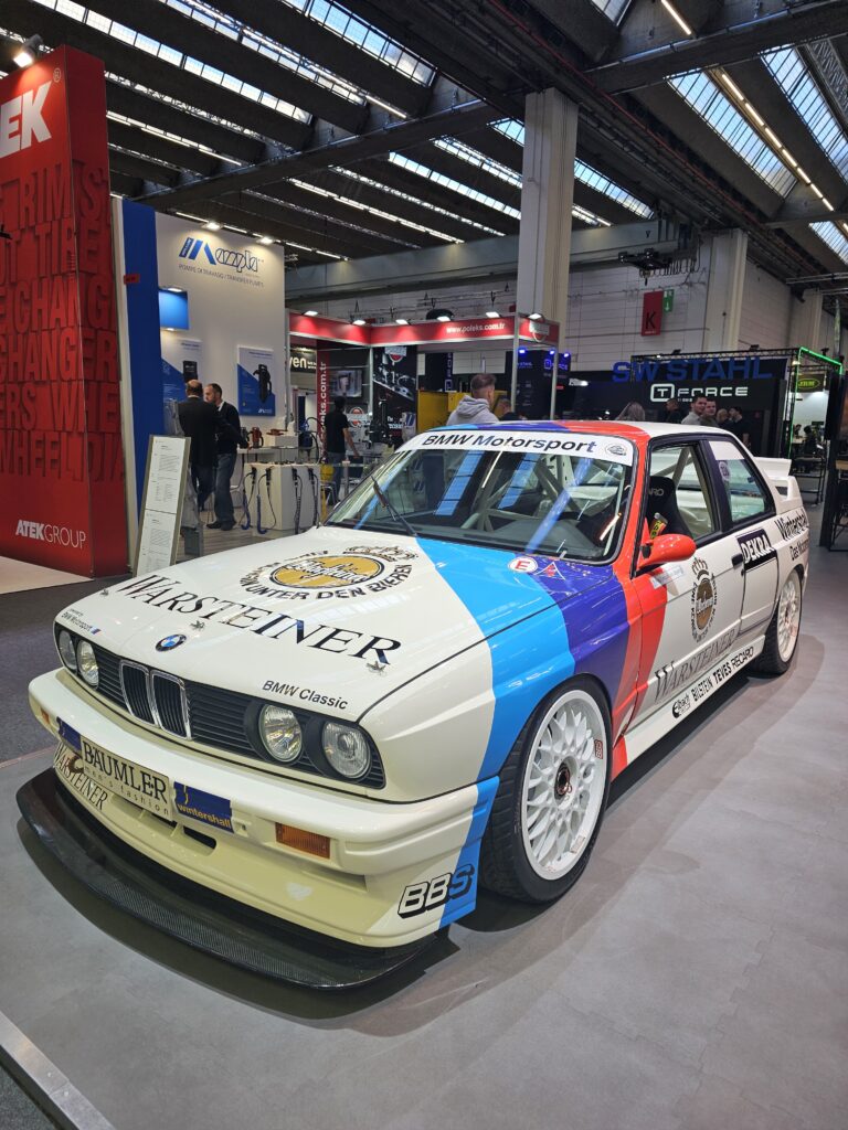 BMW de comp&eacute;tition expos&eacute;e au salon Automechanika Francfort 2026