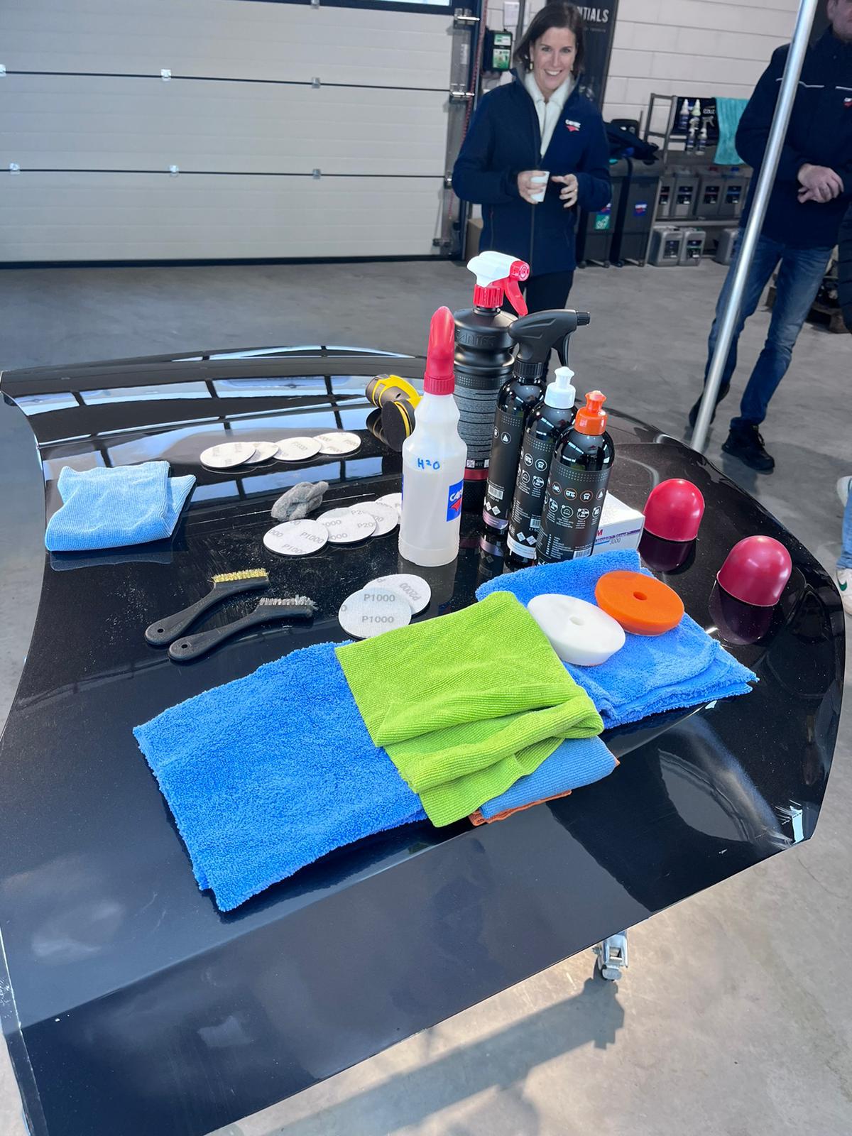 Microfibres, pads et produits disposés pour les exercices de polissage chez Cartec à Amsterdam