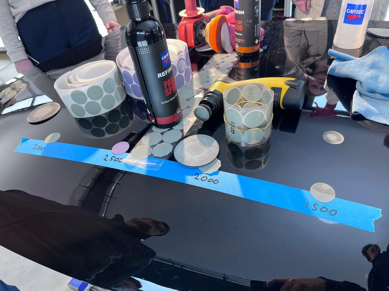 Matériel et produits Cartec installés sur un poste de démonstration de polissage à Amsterdam
