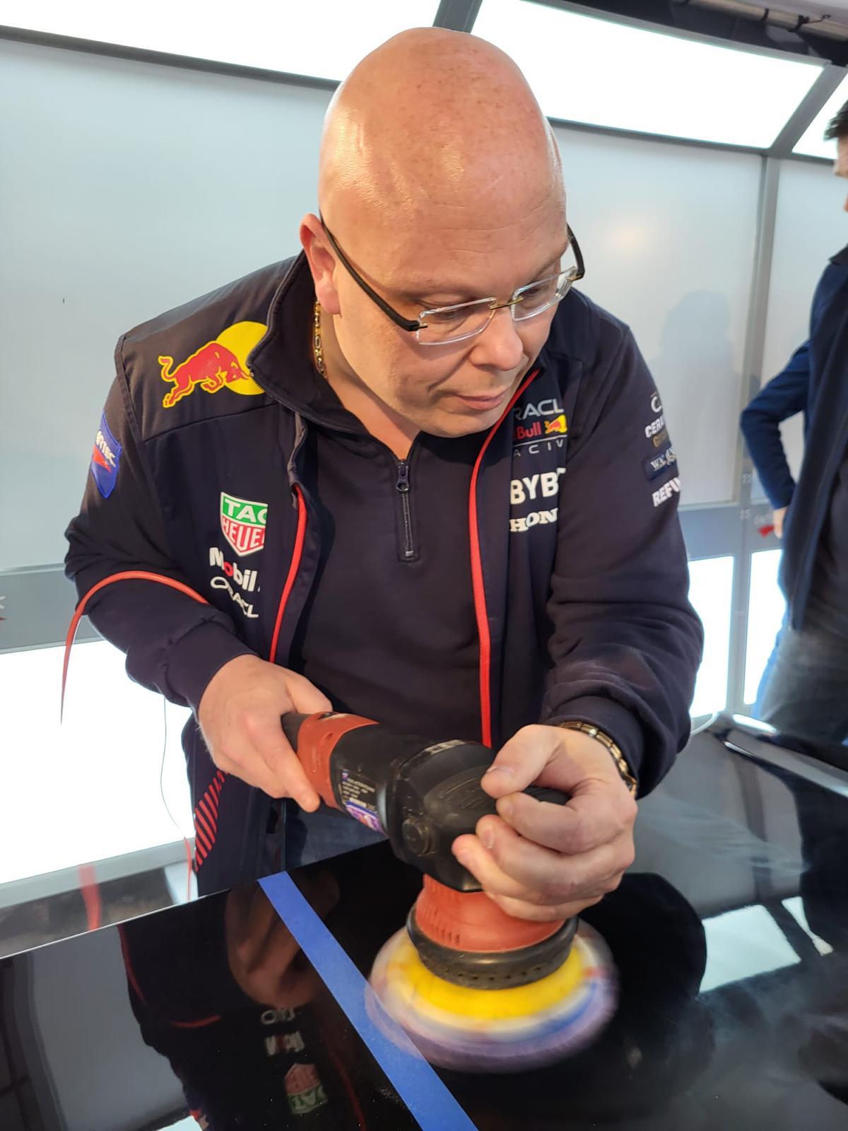 Sébastien contrôle sa polisseuse durant un exercice sur panneau de carrosserie chez Cartec à Amsterdam