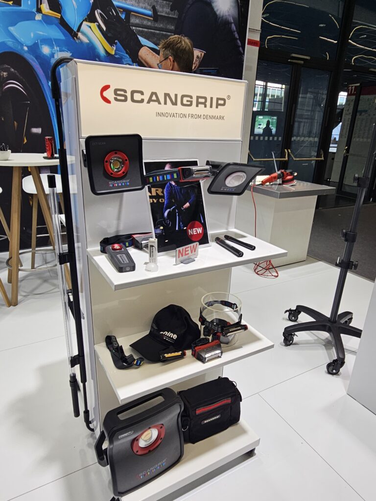 Lampes de travail expos&eacute;es au salon Automechanika Francfort 2026