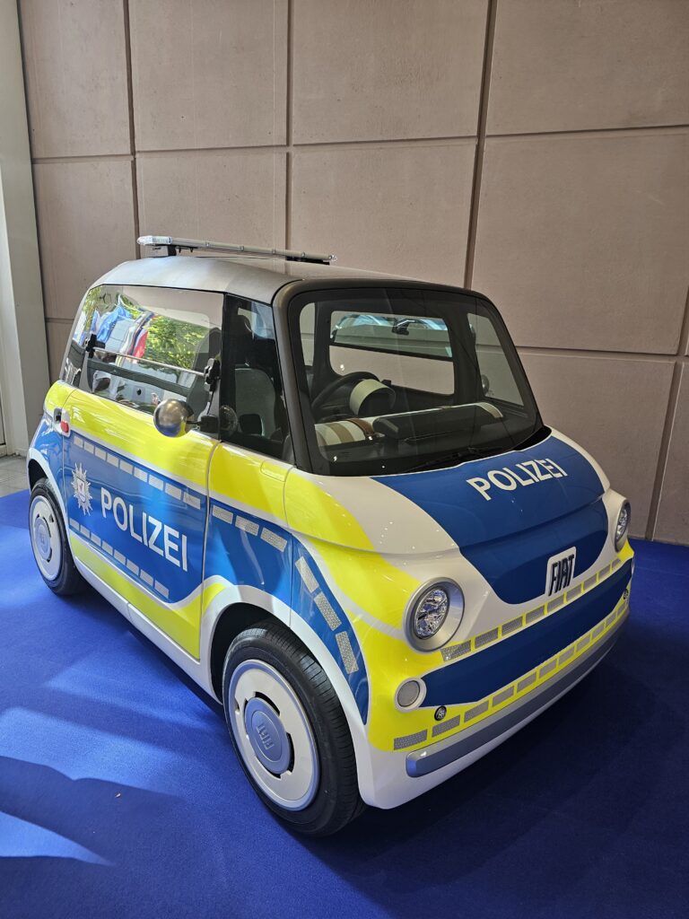 Petite voiture aux couleurs de la police expos&eacute;e &agrave; Automechanika Francfort 2026