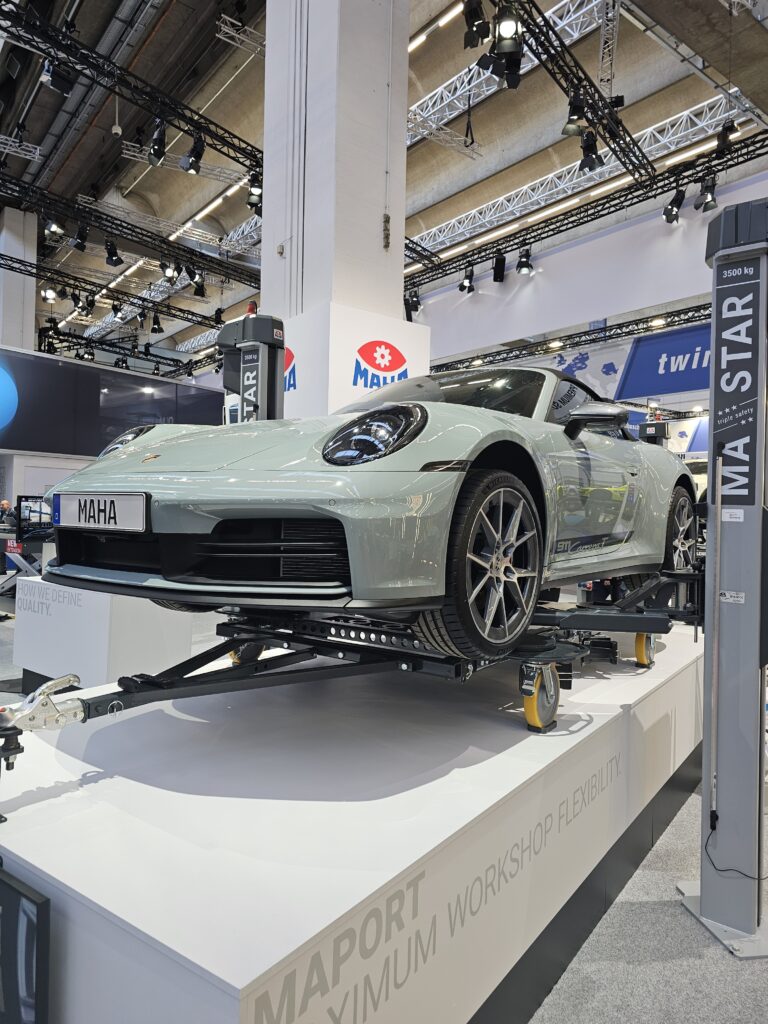 Voiture sportive pr&eacute;sent&eacute;e sur un &eacute;quipement d&rsquo;atelier &agrave; Automechanika Francfort 2026