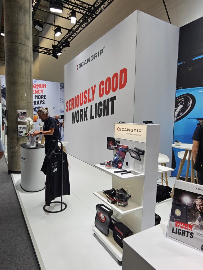 Vue du stand d&rsquo;&eacute;clairage professionnel au salon Automechanika Francfort 2026
