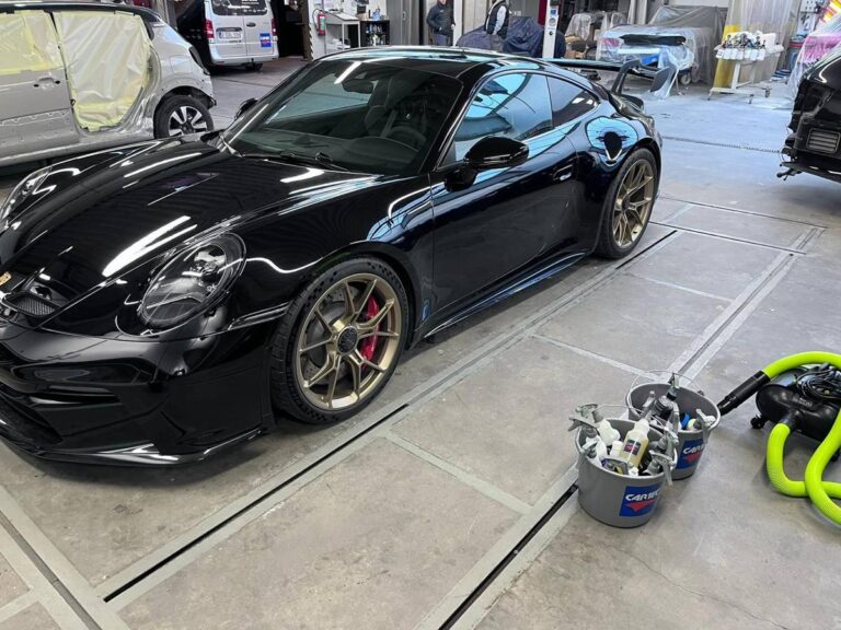 Porsche 911 noire pendant une formation et d&eacute;monstration en client&egrave;le