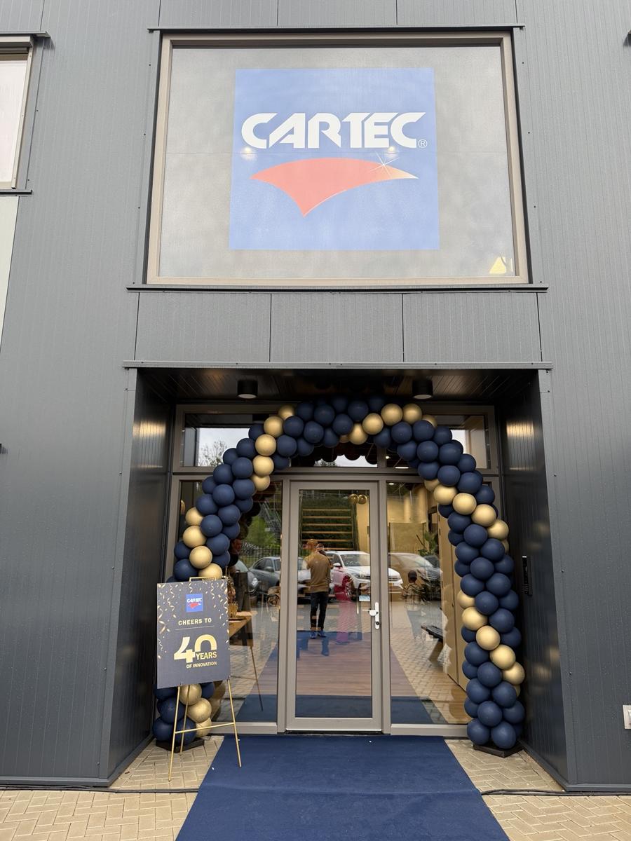 Entrée de la nouvelle usine de production Cartec World décorée pour les 40 ans