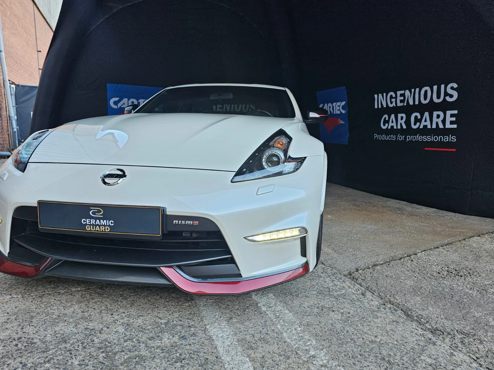 Vue de face de la voiture sportive blanche devant l’espace Cartec — démonstration Cartec du 25 avril 2026