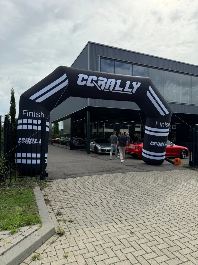 Arche CC Rally devant le b&acirc;timent et les voitures expos&eacute;es &mdash; CC Rally 2026