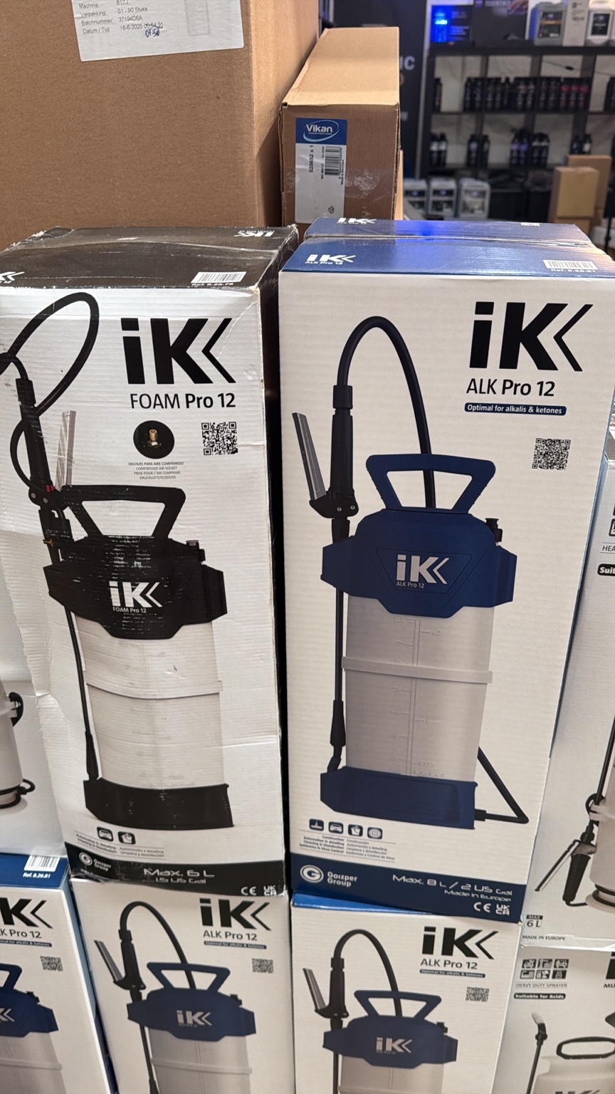 Boîtes de pulvérisateurs IK Foam Pro 12 et IK ALK Pro 12 photographiées à l’entrepôt