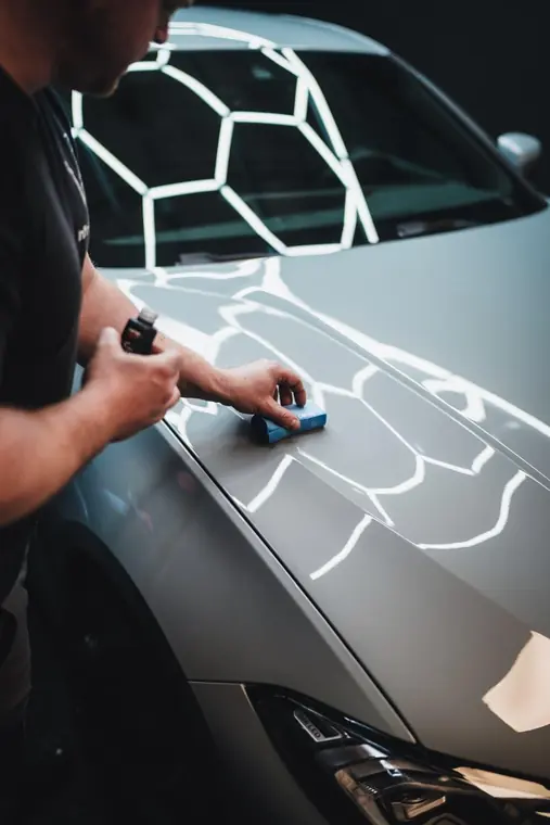 Application Cartec Ceramic Guard sur le capot d&rsquo;une voiture grise