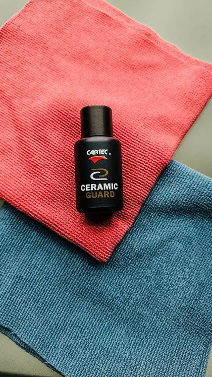 Flacon Cartec Ceramic Guard sur deux microfibres color&eacute;es
