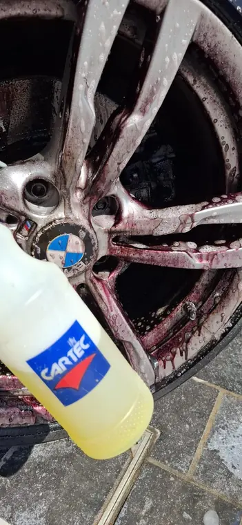 Jante BMW et spray Cartec pendant le nettoyage