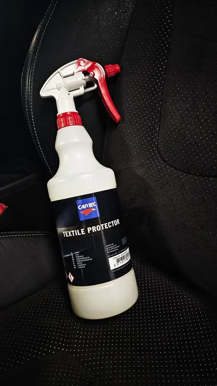 Spray Cartec Textile Protector &agrave; c&ocirc;t&eacute; d&rsquo;un si&egrave;ge automobile
