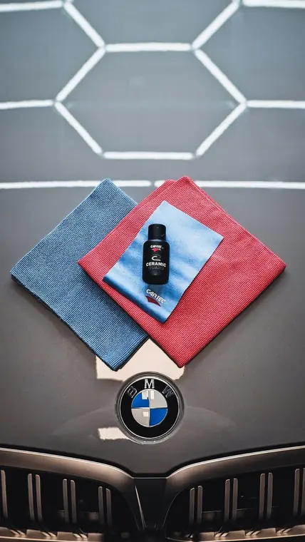 Flacon Ceramic Guard et microfibres sur capot BMW