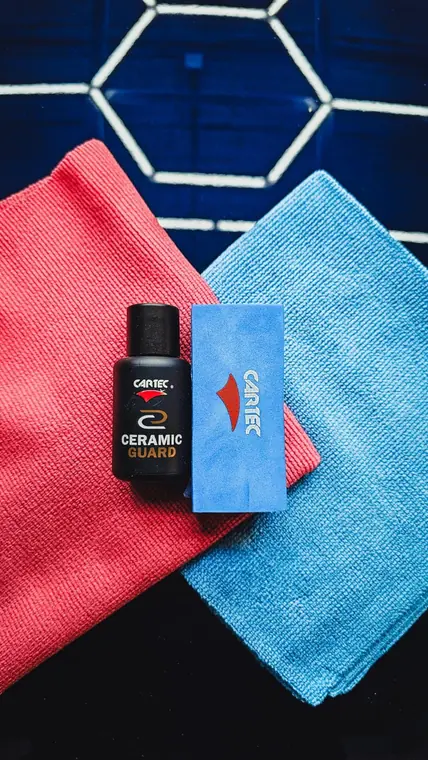 Kit Cartec Ceramic Guard et flacon sur microfibres