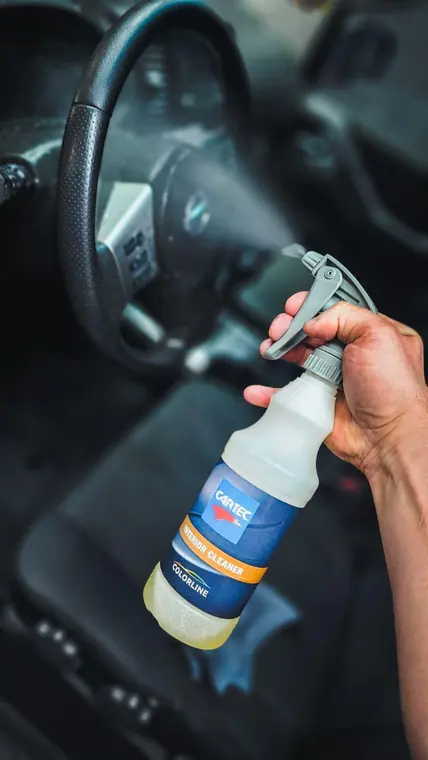 Application d&rsquo;un spray Cartec dans un habitacle automobile