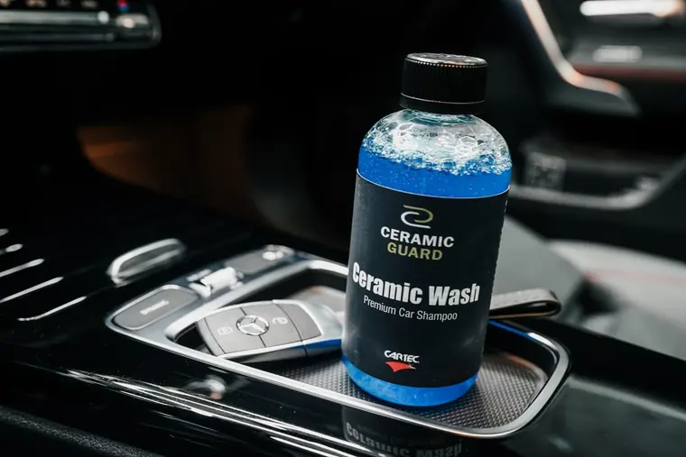 Flacon Cartec Ceramic Wash dans un habitacle automobile