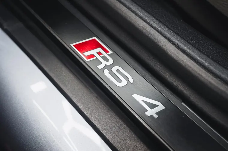 Seuil de porte Audi RS 4 photographi&eacute; en d&eacute;tail