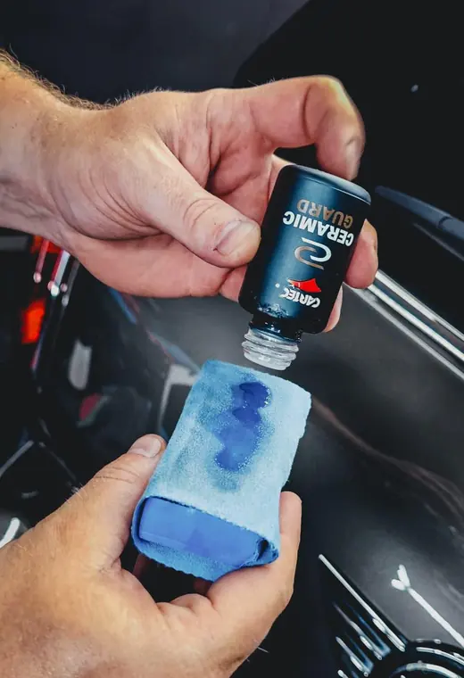 Ceramic Guard vers&eacute; sur un applicateur bleu