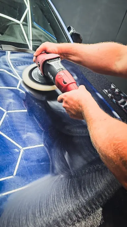 Application de Ceramic Guard sur carrosserie bleue