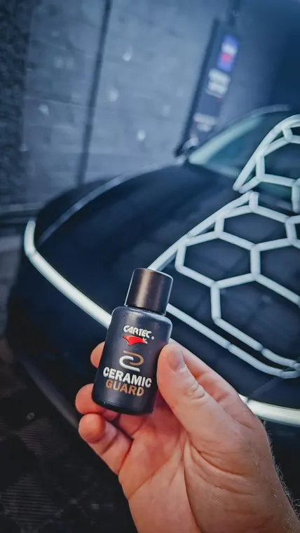 Flacon Cartec Ceramic Guard devant un capot noir