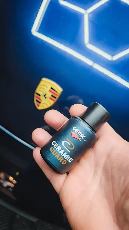 Flacons Cartec Ceramic Guard pr&eacute;sent&eacute;s en main