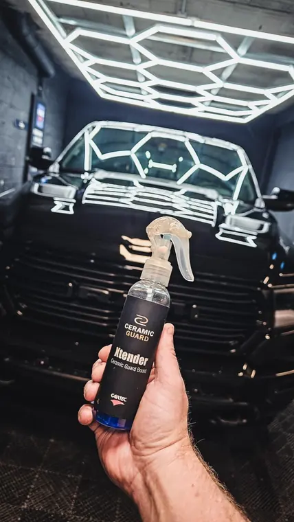 Produit Cartec pr&eacute;sent&eacute; devant une voiture en atelier