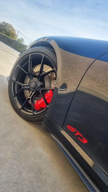 Roue et bas de caisse d&rsquo;une Audi noire en ext&eacute;rieur
