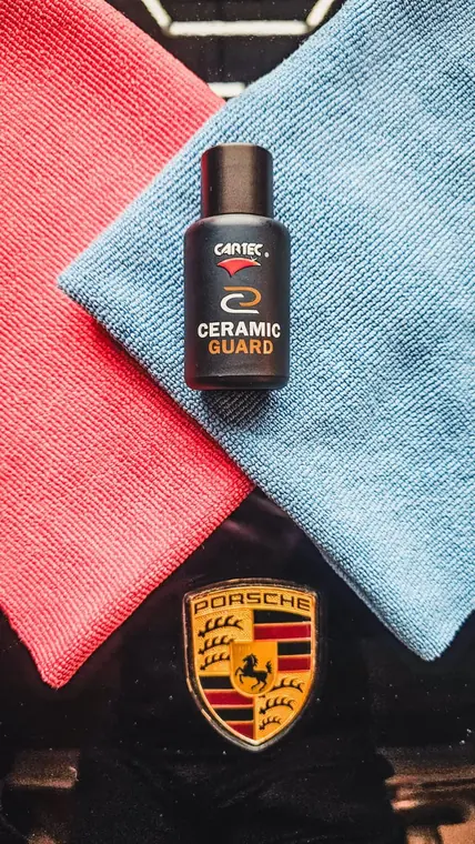 Flacon Cartec Ceramic Guard sur microfibres et carrosserie