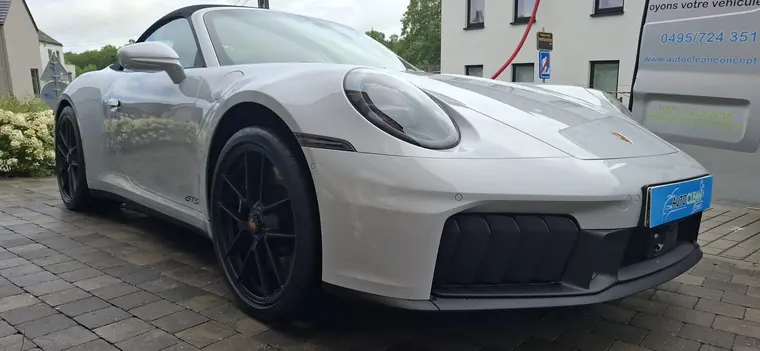 Porsche 911 GTS cabriolet blanche, vue avant trois quarts