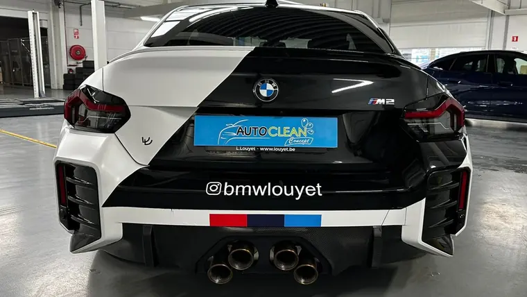 BMW M2 &agrave; livr&eacute;e noire et blanche, vue arri&egrave;re