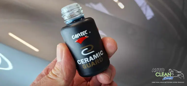 Flacon Ceramic Guard ouvert devant une carrosserie