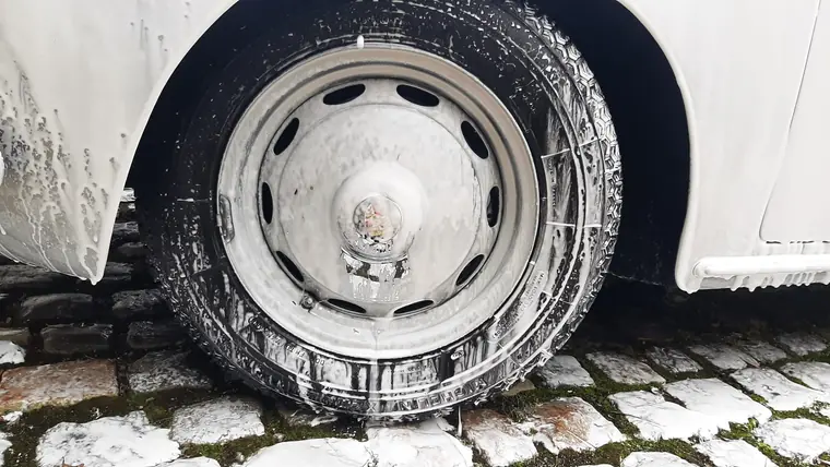Roue de Porsche classique couverte de mousse de nettoyage