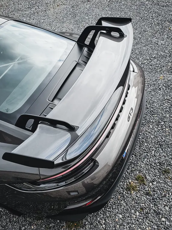 Aileron arri&egrave;re et carrosserie d&rsquo;une Porsche 911 GT3 grise