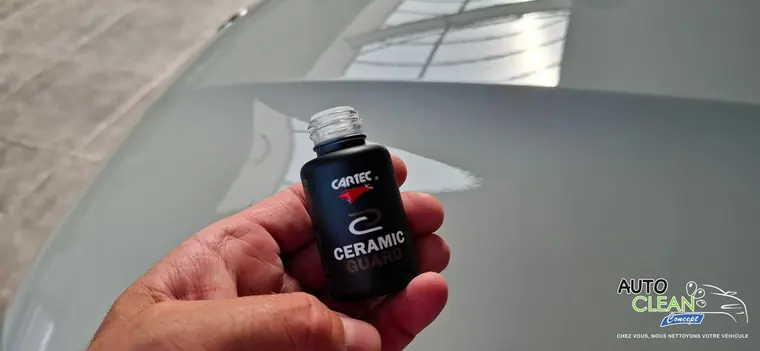 Flacon Ceramic Guard devant une carrosserie claire