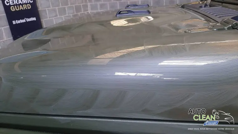 Carrosserie grise photographi&eacute;e sous &eacute;clairage d&rsquo;atelier