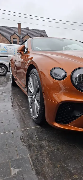 Bentley orange, d&eacute;tail de la face avant