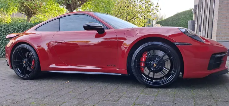 Porsche 911 rouge, profil lat&eacute;ral sur une all&eacute;e