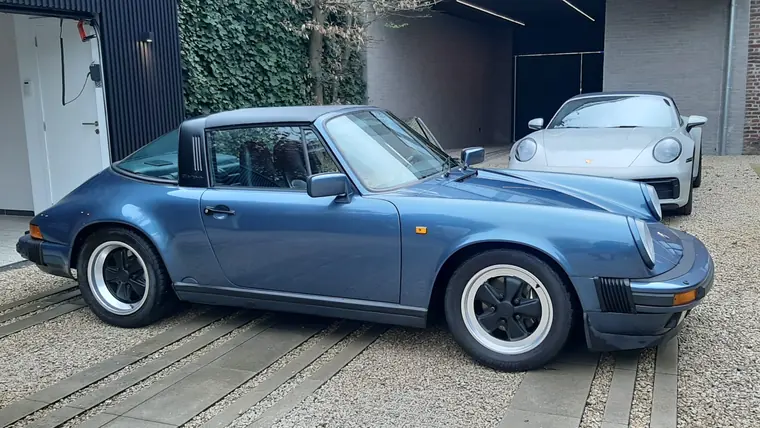 Porsche 911 classique bleue, vue lat&eacute;rale
