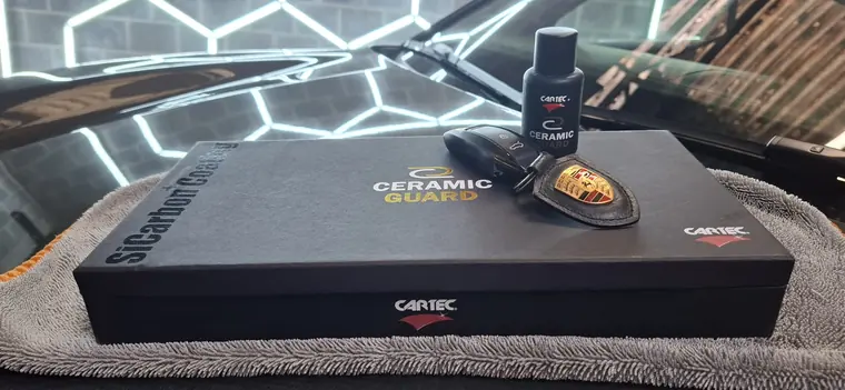 Coffret Cartec Ceramic Guard sur une carrosserie