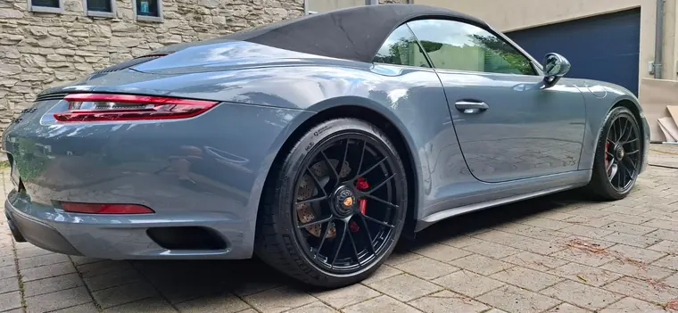 Porsche 911 grise, vue arri&egrave;re trois quarts