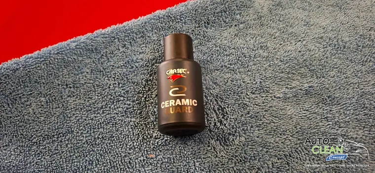 Flacon Cartec Ceramic Guard pos&eacute; sur microfibre
