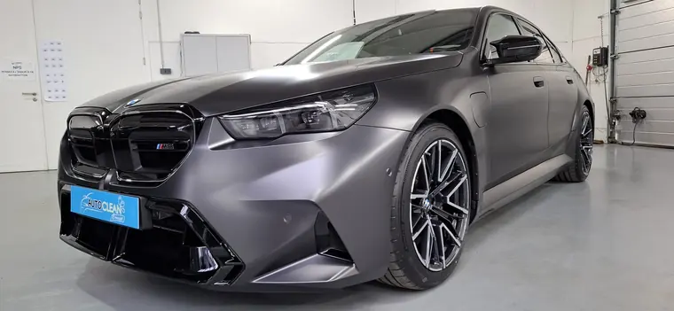 BMW M5 gris mat, vue avant en atelier