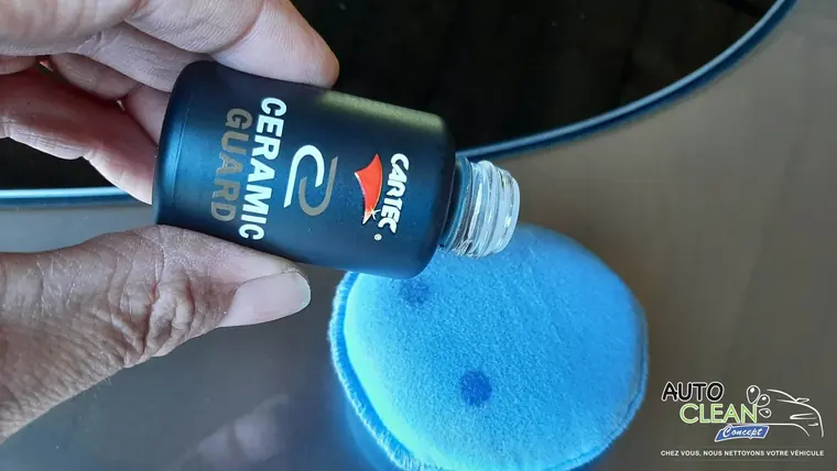 Ceramic Guard vers&eacute; sur un tampon applicateur bleu