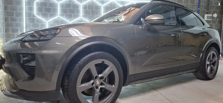 Porsche Cayenne grise photographi&eacute;e en atelier